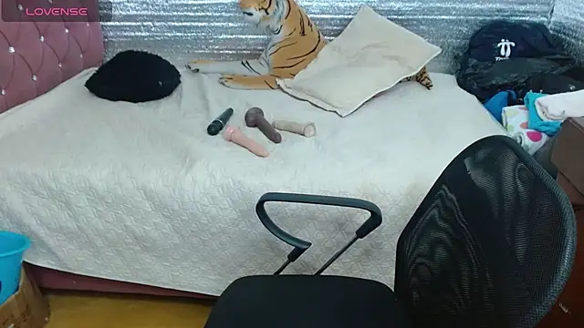 EMILY-NESSA online show from May 14, 2:46 pm