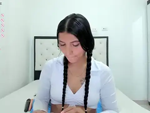 CuteLatinaxx online show from March 7, 1:51 pm