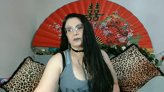 Snapshot of x__KHALEESI__x chatting on June 8, 8:20 pm x KHALEESI x online show from June 8, 8:20 pm