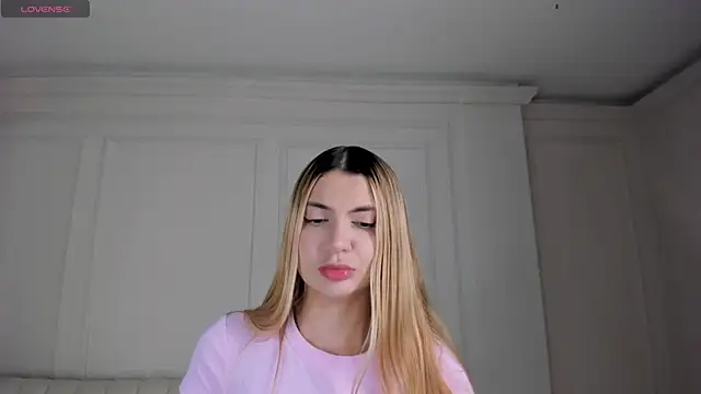 Snapshot of NiaHolland chatting on April 25, 8:28 pm NiaHolland online show from April 25, 8:28 pm