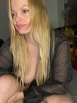 Lisavontease online show from June 7, 9:40 pm