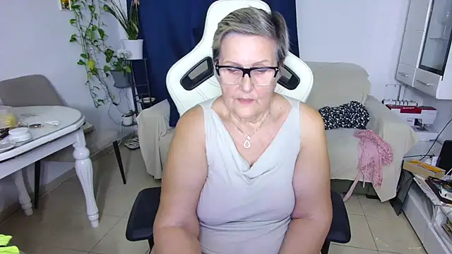 Snapshot of Selenna57 chatting on April 3, 5:11 pm Selenna57 online show from April 3, 5:11 pm