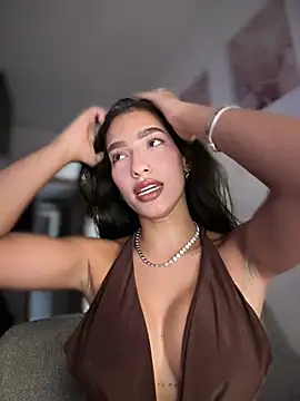 DulceLenns online show from April 14, 6:25 pm