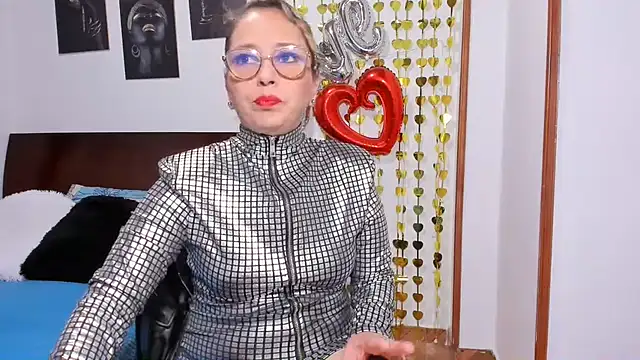 taylorhot70 online show from June 12, 11:46 pm
