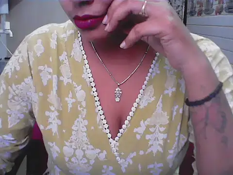 Snapshot of LovingPihu chatting on June 5, 6:20 am LovingPihu online show from June 5, 6:20 am