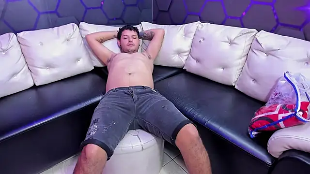 Snapshot of Blow2job-Lat chatting on February 5, 3:11 am Blow2job-Lat online show from February 5, 3:11 am