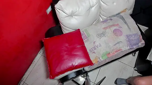 Snapshot of Blow2job-Lat chatting on February 16, 11:17 am Blow2job-Lat online show from February 16, 11:17 am