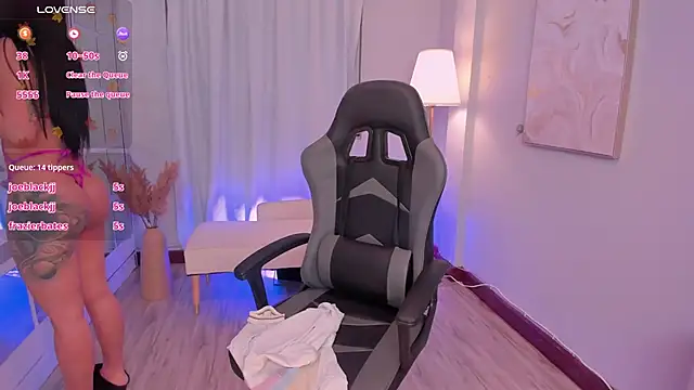 LeahJones  online show from February 4, 7:47 am