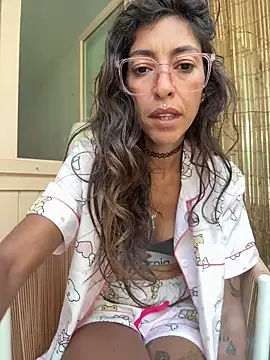 amanilouve online show from April 18, 8:51 am