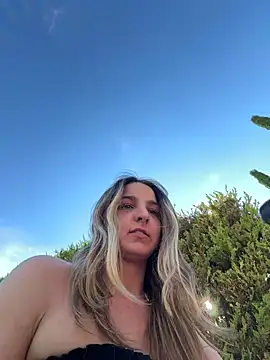 DoriDeluxe66 online show from April 18, 3:49 pm