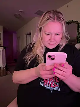 PiggyRose online show from February 10, 11:20 pm