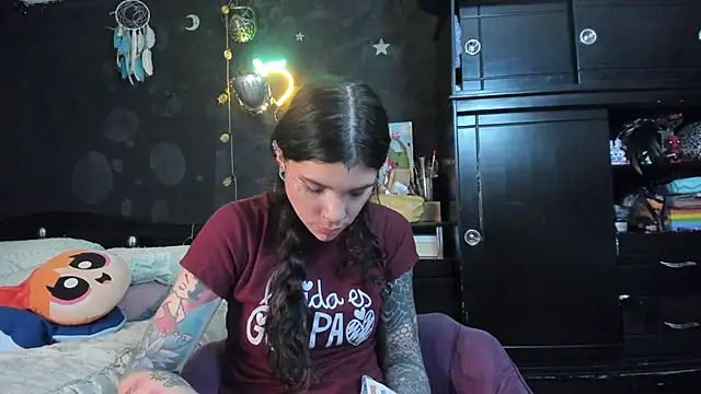 Lilmarieee online show from November 18, 10:47 pm