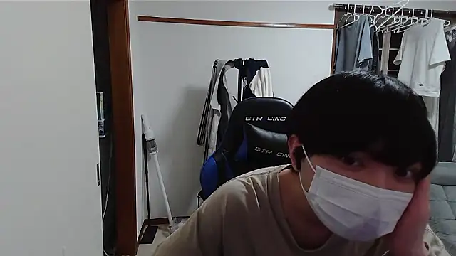 Snapshot of pychan chatting on April 5, 12:57 pm pychan online show from April 5, 12:57 pm