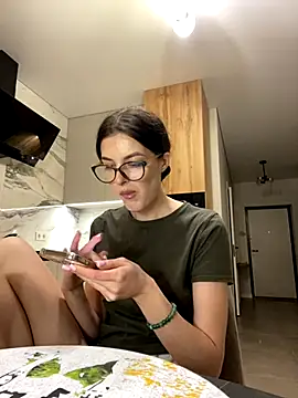 little belucci online show from November 30, 2:21 pm