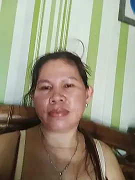 Snapshot of simplewild_mom chatting on June 19, 5:34 am simplewild mom online show from June 19, 5:34 am
