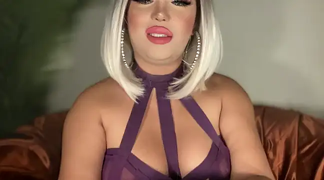 Snapshot of BigDominaMia chatting on February 1, 11:21 am BigDominaMia online show from February 1, 11:21 am