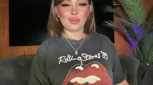 Snapshot of BigDominaMia chatting on February 2, 3:28 pm BigDominaMia online show from February 2, 3:28 pm