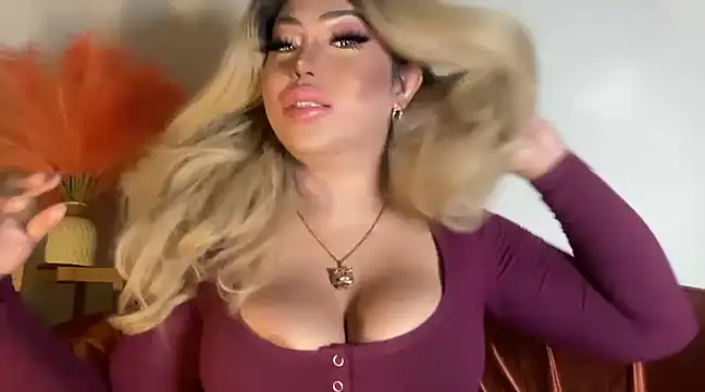 Snapshot of BigDominaMia chatting on February 6, 5:25 am BigDominaMia online show from February 6, 5:25 am