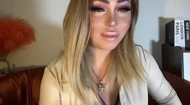 Snapshot of BigDominaMia chatting on February 8, 9:04 pm BigDominaMia online show from February 8, 9:04 pm