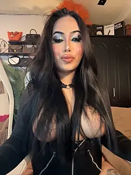 Snapshot of BigDominaMia chatting on November 7, 10:37 am BigDominaMia online show from November 7, 10:37 am