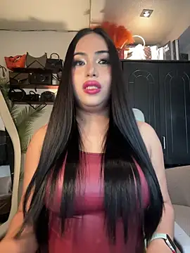 Snapshot of BigDominaMia chatting on December 22, 5:37 am BigDominaMia online show from December 22, 5:37 am