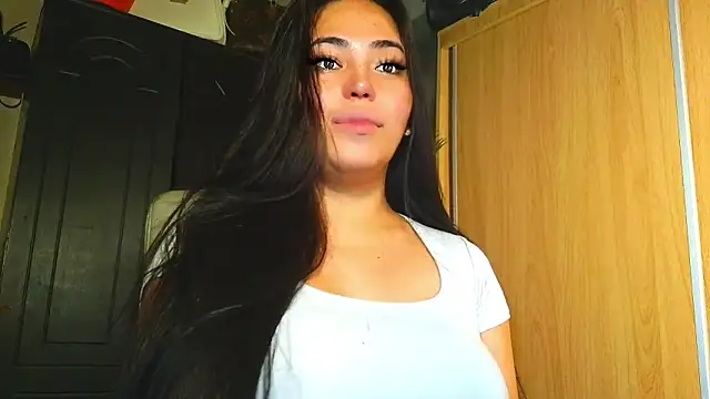 Snapshot of BigDominaMia chatting on February 10, 9:57 am BigDominaMia online show from February 10, 9:57 am