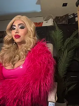 Snapshot of BigDominaMia chatting on February 12, 10:32 am BigDominaMia online show from February 12, 10:32 am