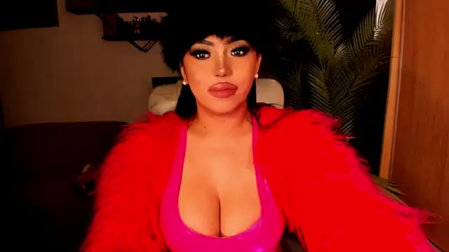 Snapshot of BigDominaMia chatting on February 19, 5:47 am BigDominaMia online show from February 19, 5:47 am