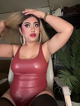 Snapshot of BigDominaMia chatting on February 24, 6:00 am BigDominaMia online show from February 24, 6:00 am