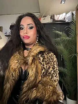 Snapshot of BigDominaMia chatting on March 2, 4:58 am BigDominaMia online show from March 2, 4:58 am