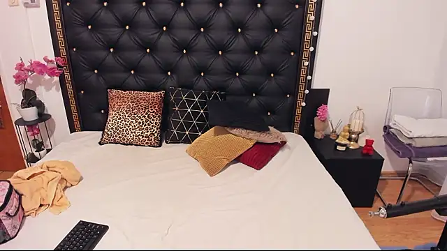 PreciousAillyn online show from March 28, 6:02 am