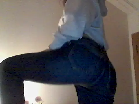 ocean eyess  online show from April 18, 7:29 pm