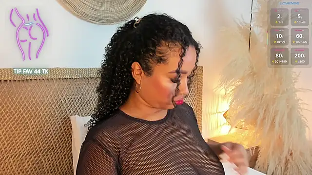 Snapshot of cloe_25 chatting on October 28, 2:37 am cloe 25 online show from October 28, 2:37 am