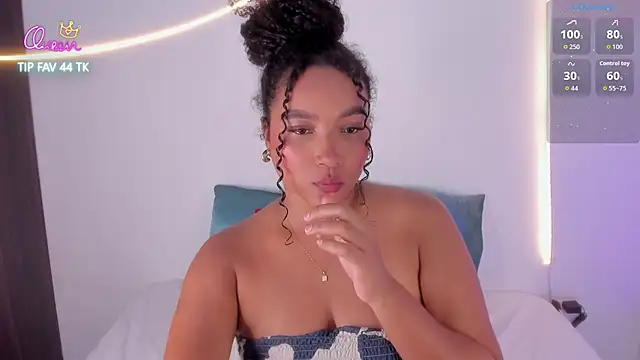 Snapshot of cloe_25 chatting on February 19, 10:28 pm cloe 25 online show from February 19, 10:28 pm