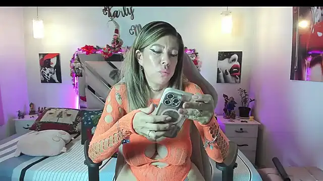 Snapshot of Karly_moon chatting on December 18, 10:16 pm Karly moon online show from December 18, 10:16 pm