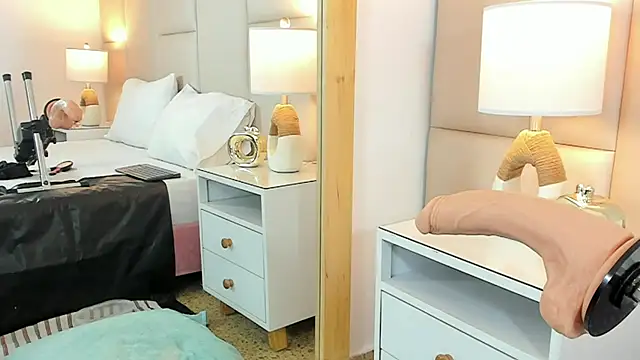 AntoniaRoss  online show from March 4, 8:05 pm