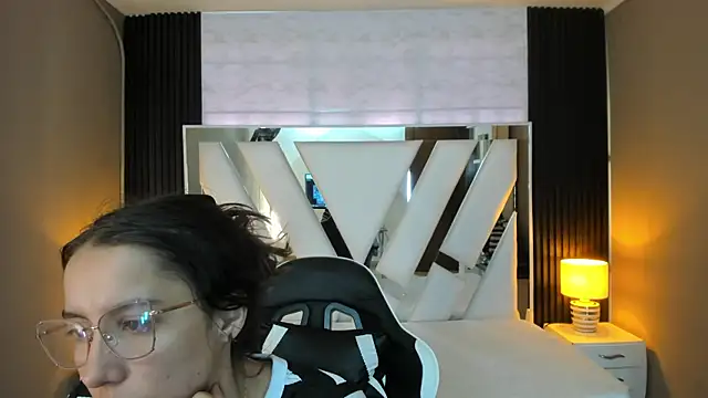 Linda4Petite online show from December 14, 1:05 pm