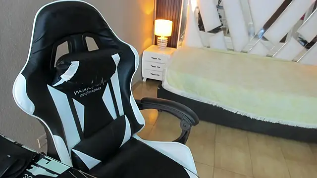 Linda4Petite online show from April 11, 6:23 pm