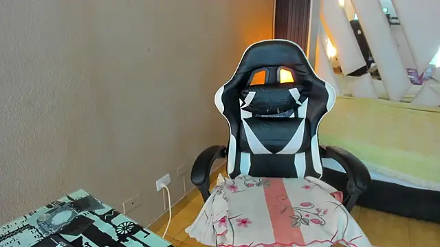 Linda4Petite online show from April 15, 6:15 pm