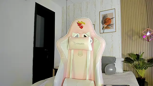 CameronCollins  online show from October 30, 7:47 pm