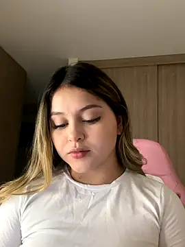 Snapshot of lunablossom_ chatting on December 20, 1:34 am lunablossom online show from December 20, 1:34 am