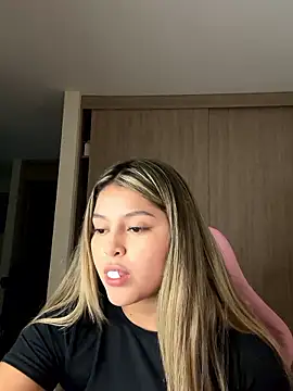 Snapshot of lunablossom_ chatting on January 8, 3:20 am lunablossom online show from January 8, 3:20 am