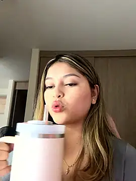 Snapshot of lunablossom_ chatting on January 13, 10:15 pm lunablossom online show from January 13, 10:15 pm