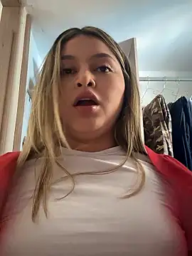 Snapshot of lunablossom_ chatting on January 18, 8:12 pm lunablossom online show from January 18, 8:12 pm