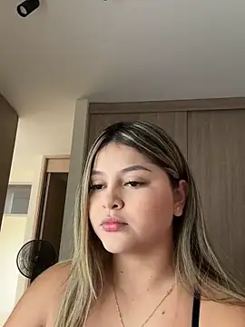 Snapshot of lunablossom_ chatting on February 10, 10:36 pm lunablossom online show from February 10, 10:36 pm