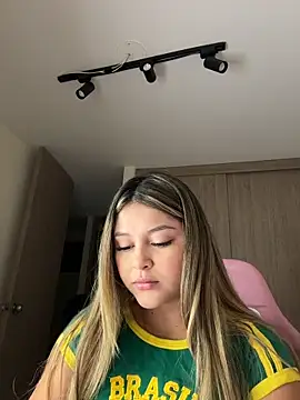 Snapshot of lunablossom_ chatting on February 19, 12:17 am lunablossom online show from February 19, 12:17 am