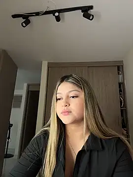 Snapshot of lunablossom_ chatting on February 19, 10:28 pm lunablossom online show from February 19, 10:28 pm