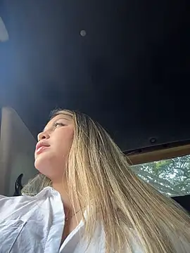 Snapshot of lunablossom_ chatting on February 21, 10:22 pm lunablossom online show from February 21, 10:22 pm