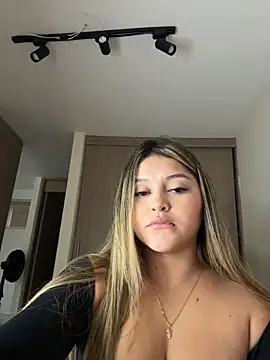 Snapshot of lunablossom_ chatting on February 22, 10:52 pm lunablossom online show from February 22, 10:52 pm