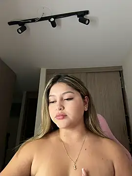 Snapshot of lunablossom_ chatting on February 25, 11:47 pm lunablossom online show from February 25, 11:47 pm